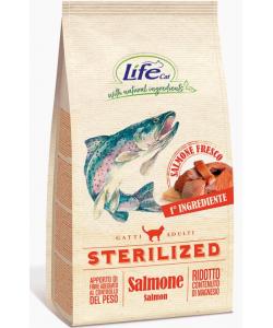 Корм для стерилизованных кошек со свежим лососем Lifecat Adult Sterilized Salmon