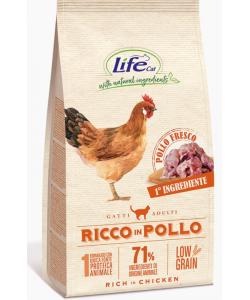 Корм с высоким содержанием свежей курицы низкозерновой для кошек Lifecat Adult Rich in chicken low grain