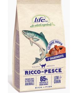 Корм с высоким содержанием свежего лосося низкозерновой для кошек Lifecat Adult Rich in salmon low grain